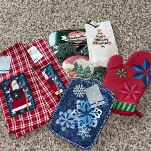 Holiday Kitchen linens 6 items